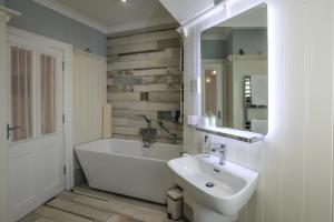 A bathroom at Anvershiel House