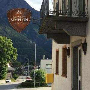 ブリークにあるGasthaus - Restaurant Simplon va hieのバルコニー付きの建物側の看板