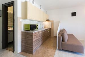 Kuchyň nebo kuchyňský kout v ubytování Apartments & Rooms Laganini