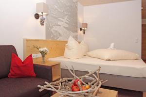 A bed or beds in a room at Hotel Goldene Rose