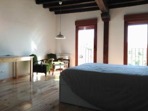 1 dormitorio con 1 cama, mesa y sillas en El Pretil del Olmo, en Cuenca