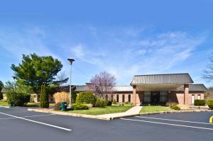 un edificio con un estacionamiento delante de él en Pocono Resort & Conference Center - Pocono Mountains en Lake Harmony