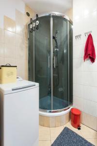 y baño con ducha y puerta de cristal. en ClickTheFlat Royal Park Apart Rooms, en Varsovia