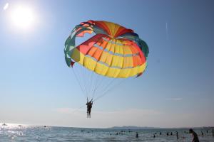 una persona montando un paracaídas en la playa en Adriatic Apartments Albania, en Durrës