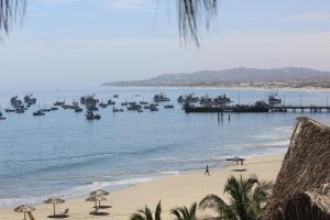 uma praia com um monte de barcos na água em Casa en el Aire em Los Órganos