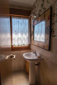 A bathroom at El Jardin de Manuela Még 37 kép