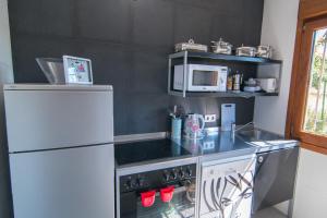 A kitchen or kitchenette at El Jardin de Manuela