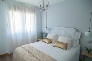 A bed or beds in a room at El Jardin de Manuela