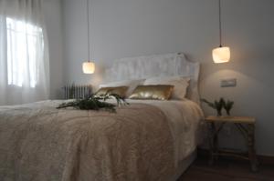 A bed or beds in a room at El Jardin de Manuela