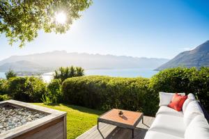 a garden with a white couch and a table at Azur Lodge in Queenstown +37 photos
