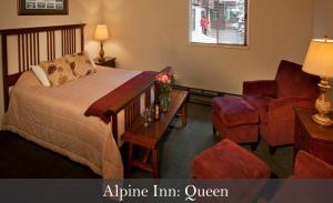 ein Hotelzimmer mit einem Bett und einem Stuhl in der Unterkunft Crystal Mountain Hotels in Crystal Mountain