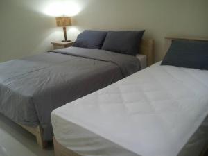 dos camas sentadas una al lado de la otra en un dormitorio en Umah Bagus, en Sanur