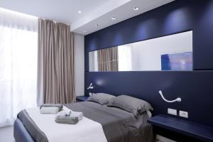 アルゲーロにあるP2 Kevin's Charming Housesの青い壁のベッドルーム1室