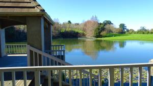 - une vue sur le lac depuis la terrasse couverte dans l'établissement Argent Motor Lodge, à Hamilton