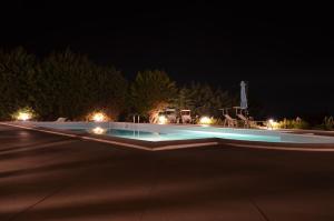フォルミアにあるGlobetrotterの夜間の照明付きスイミングプール