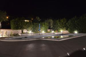 フォルミアにあるGlobetrotterの夜間の噴水付き駐車場