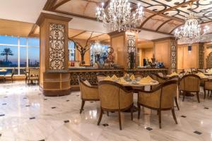 The Regency Hotel Kuwait tesisinde bir restoran veya yemek mekanı