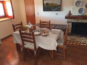 einen Esstisch mit einem weißen Tischtuch in der Unterkunft B&B La Terrazza Dell'Itria in Modica