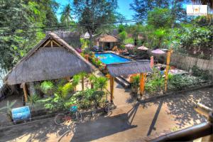 En udsigt til poolen hos Bambu Cottages eller i nærheden