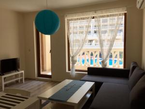 Μια τηλεόραση ή/και κέντρο ψυχαγωγίας στο PSB Apartments in South Bay Varna