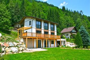 ein großes Haus auf einem Hügel mit einem grünen Hof in der Unterkunft Sunny Villa in Bad Kleinkirchheim