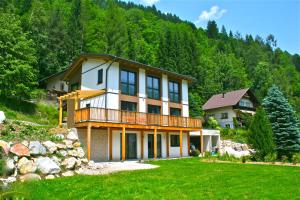 una casa grande en una colina con un patio verde en Sunny Villa, en Bad Kleinkirchheim