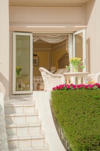The Regency Hotel Kuwait tesisinin dışında bir bahçe