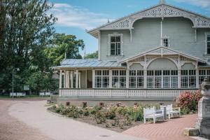 an old house with a bench in front of it at Väike-Mere Villa in Haapsalu