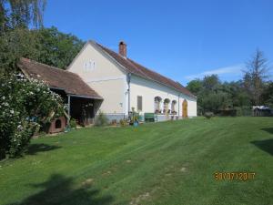 a large white house with a large yard at Molnárporta in Szentgyörgyvölgy
