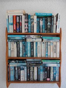 półka pełna książek w obiekcie Philippos Apartments w mieście Afissos
