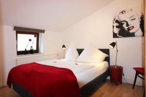 a bedroom with a large bed with a red blanket at Seadrift Land-Apartments in Sankt Peter-Ording