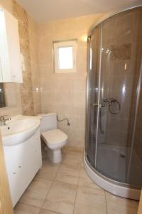 La salle de bains est pourvue d'une douche, de toilettes et d'un lavabo. dans l'établissement Czerwone Korale, à Sarbinowo