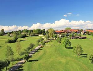 eine Aussicht über den Golfplatz eines Resorts in der Unterkunft ANETSEDER Landhotel & Lofts in Thyrnau
