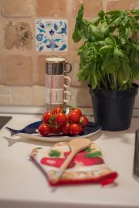 a table with a plate of tomatoes and a spatula at HolidayMonopoli in Monopoli