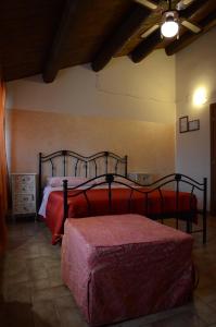 1 dormitorio con 1 cama con manta roja en Il Vecchio Pioppo, en Fermo