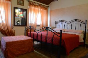 1 dormitorio con 2 camas y ventana en Il Vecchio Pioppo en Fermo