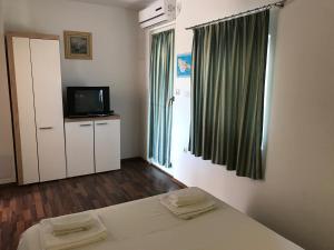 TV a/nebo společenská místnost v ubytování Sakoman Apartments