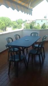 シルミオーネにあるApartament Casa Vacanze Niko ap cir CNI00247の青いテーブルと椅子