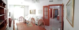 sala de estar con mesa y puerta roja en Casa Paqui, en Carboneras