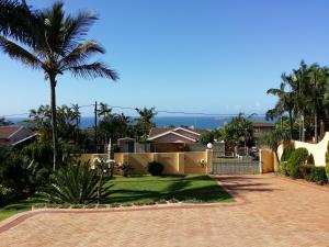 una casa con una palmera y un camino de entrada en King Palm Self-Catering Suite, en Durban