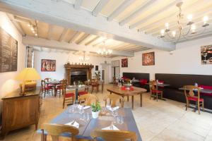 Predel za sedenje v nastanitvi Hostellerie du Val d'Or