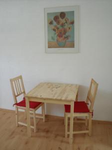 ドレスデンにあるWasserwerk Trachauの木製テーブル(椅子2脚付)