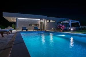 Bazén v ubytování Villa Viviana Fažana Valbandon Heated pool nebo v jeho okolí