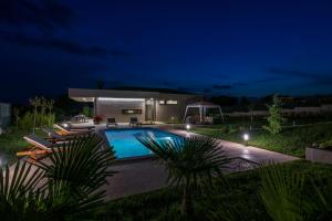 Bazén v ubytování Villa Viviana Fažana Valbandon Heated pool nebo v jeho okolí
