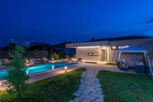 Bazén v ubytování Villa Viviana Fažana Valbandon Heated pool nebo v jeho okolí
