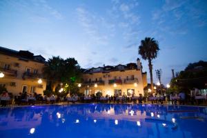 Bazén v ubytování Metin Hotel nebo v jeho okolí