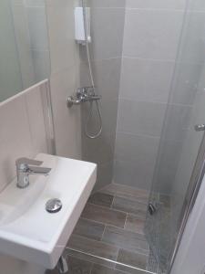 y baño con lavabo y ducha. en Room Mate Split, en Split