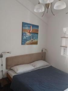 1 dormitorio con 1 cama y una pintura en la pared en Room Mate Split, en Split