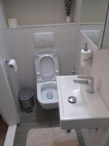 y baño con aseo blanco y lavamanos. en Room Mate Split, en Split