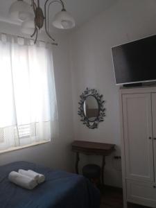 1 dormitorio con cama, espejo y mesa en Room Mate Split, en Split